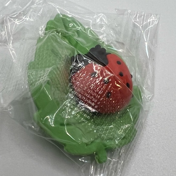 ⭐️ Lot of 5 Animal-Shaped Erasers (12 sets) ⭐️ - Picture 6 of 6